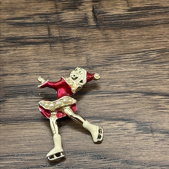 Vintage Ice Skater Brooch Red with Faux Pearl Gold tone - Picture 2 of 9